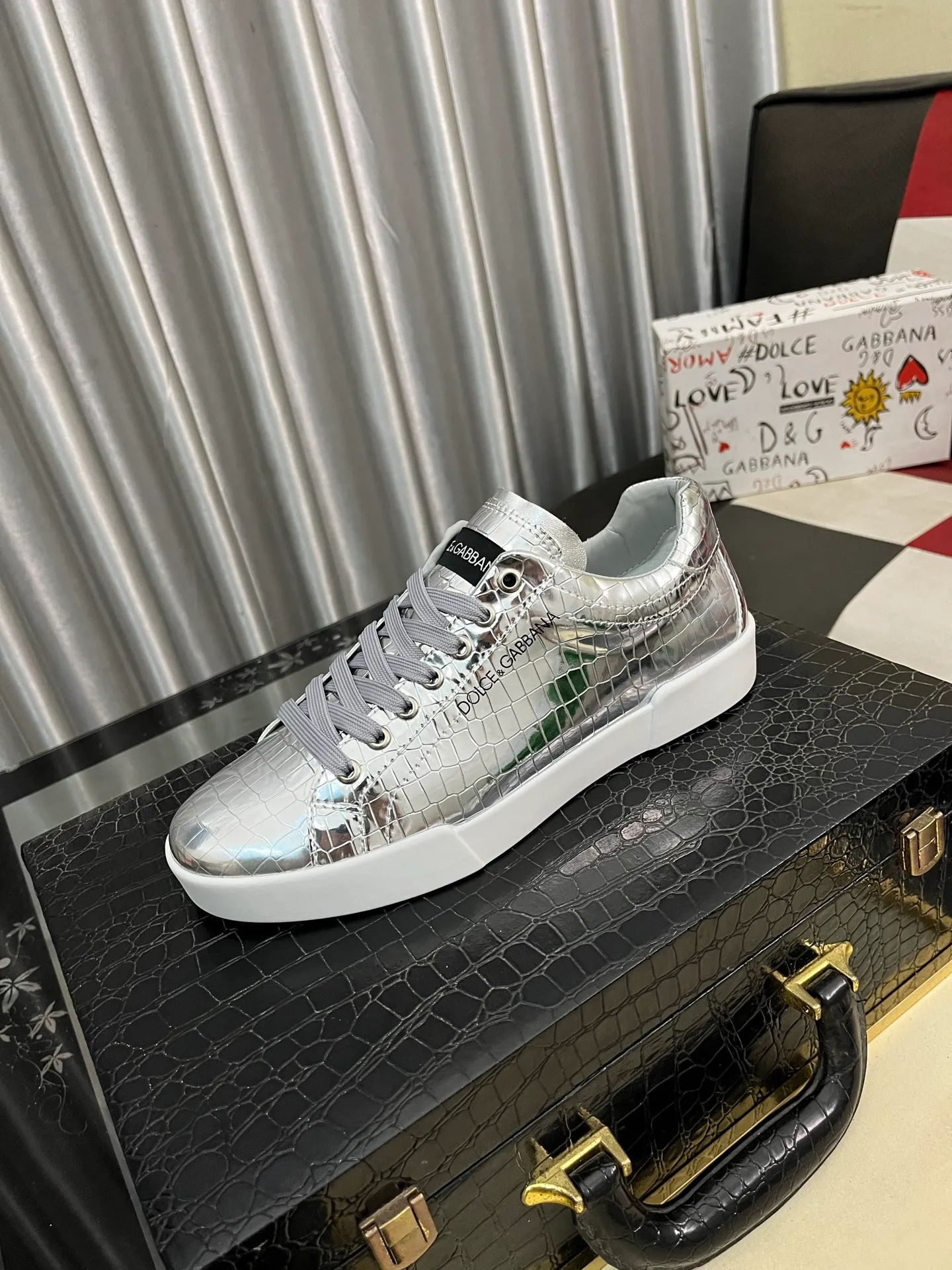 Men's shoes 💰420⌚️⌚️DG's latest popular 🔥🔥casual shoes, the tongue has the brand's iconic details, and the combination of silk cowhide and cow suede enhances the style. Fashionable and versatile, it can complement any look. Create an exquisite design with unique dynamic vitality and modern atmosphere, showing modern elegance. Size: 35-46
